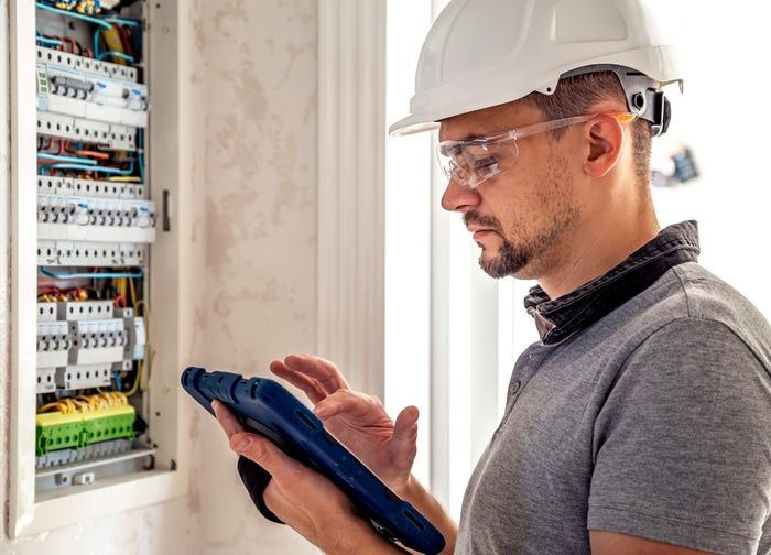 Potrzebujesz wykonać okresowy przegląd elektryczny w Tychach?
